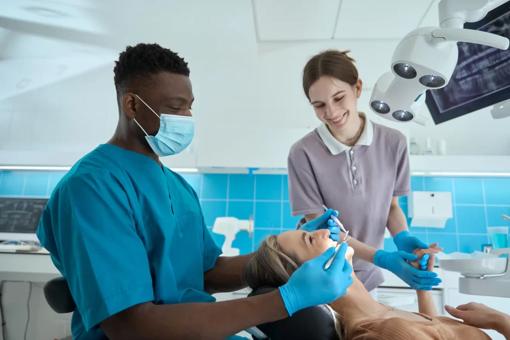 Man Examining Woman Teeth In The Clinic 2024 10 21 02 48 32 Utc - AD3 Contabilidade