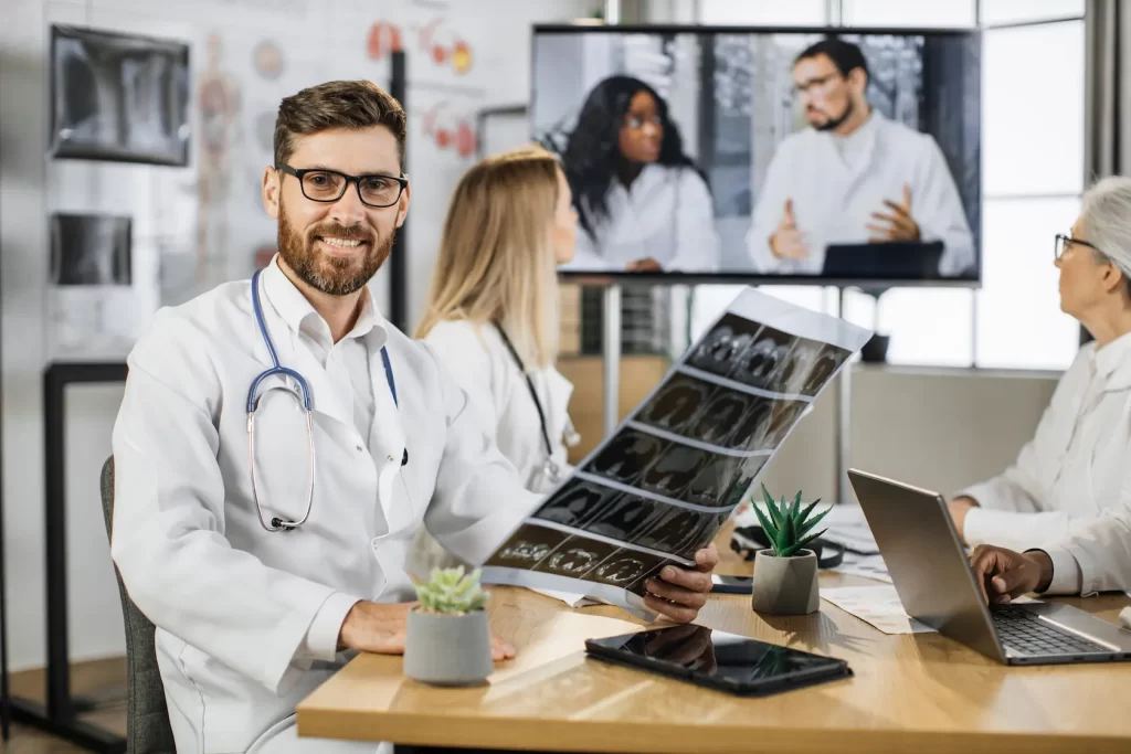 Orthopedist Holding X Ray Result At Online Seminar 2024 12 12 07 18 43 Utc - AD3 Contabilidade